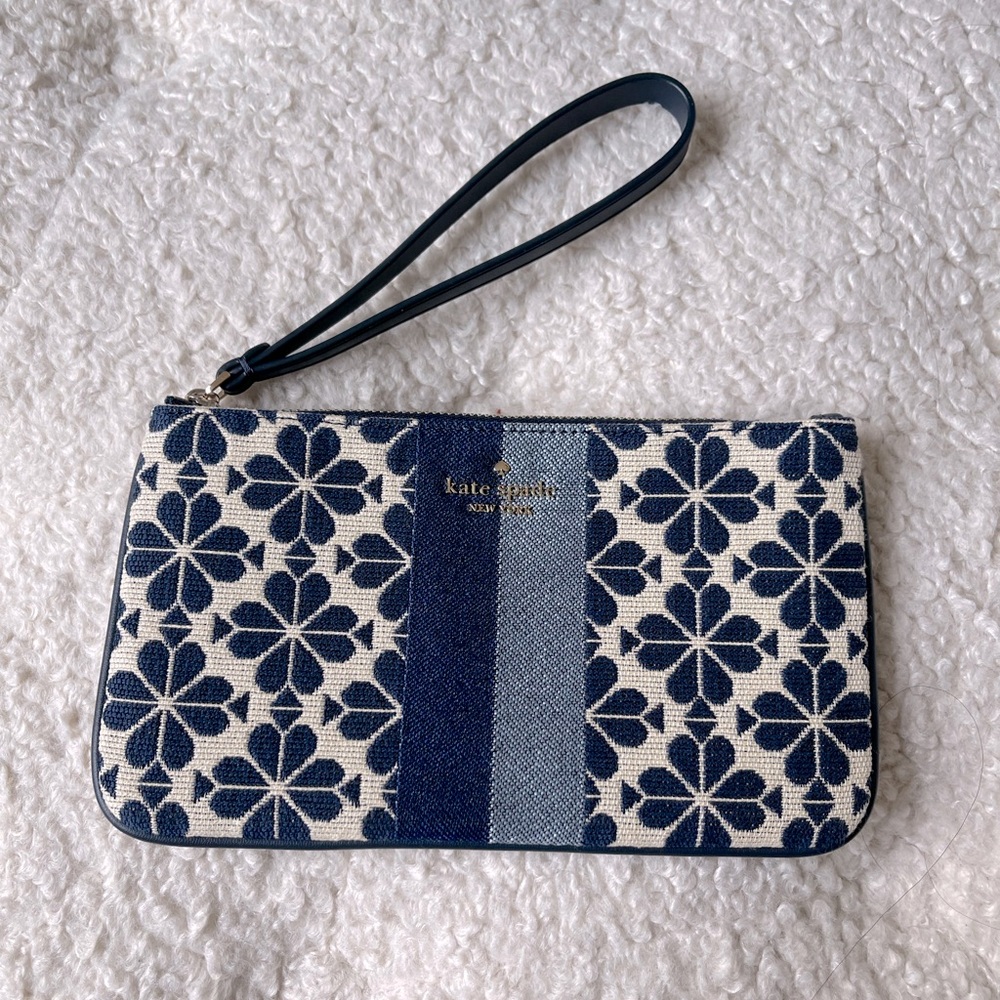 KATE SPADE Everything Spade Flower
Jacquard Medium Wristlet Blue